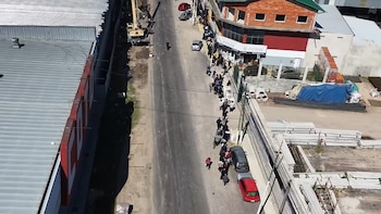Una búsqueda de 40 puestos de trabajo generó más de 10 cuadras de fila en Ezeiza