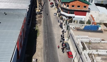 Fila para 40 puestos de trabajo en Ezeiza