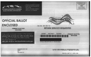 Un sobre de correo electoral oficial en blanco y negro con la leyenda de boleta oficial adjunta y la dirección de Eagle Mountain en Utah