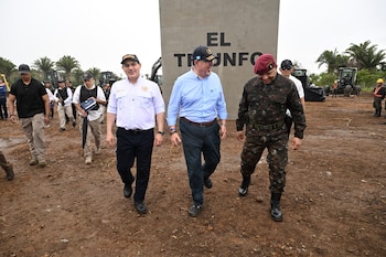 El presidente Bernardo Arévalo recorrió ayer 27 de marzo, el terreno donde se construía la cárcel de máxima seguridad “El Triunfo”, en Izabal, antes de la suspensión ordenada por la justicia (Foto cortesía @BArevalodeLeon).