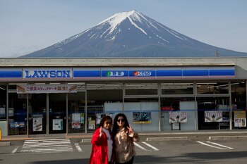 Chinese tourists pose for photos