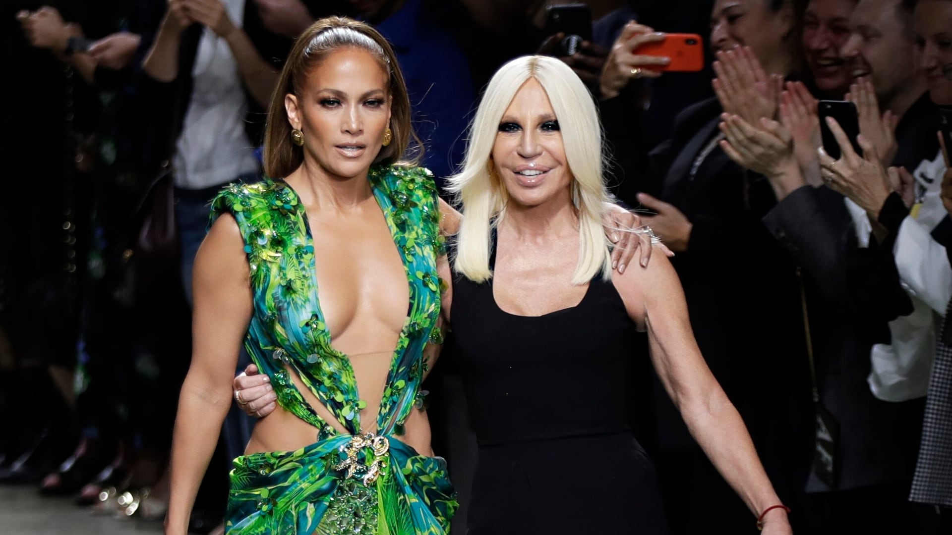 Uno de los episodios más recordados en los premios Grammy de 2000, cuando Jennifer Lopez apareció con el vestido verde de estampado selvático. (AP/Luca Bruno)