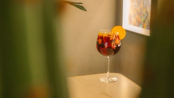Ni sangría ni vermú: cuando hace calor, el tinto de verano es el clásico del terraceo español que conquista a los británicos