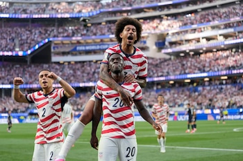 Folarin Balogun festeja tras anotar el tercer tanto de su selección ante Paraguay, (AP Foto/Andre Penner)