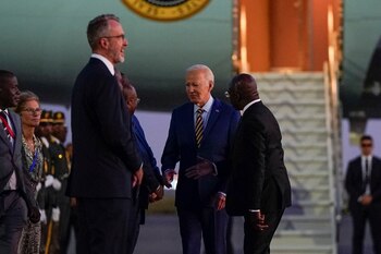 Biden saluda al personal de la Embajada de Estados Unidos en Luanda junto al ministro angoleño de Asuntos Exteriores, Tete Antonio (REUTERS/Elizabeth Frantz)