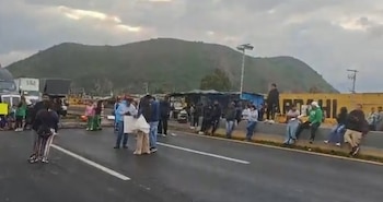 Durante horas, padres de familia, profesores y alumnos bloquearon la caseta de San Marcos en la autopista México-Puebla.
Crédito: X/ @ROALDIN