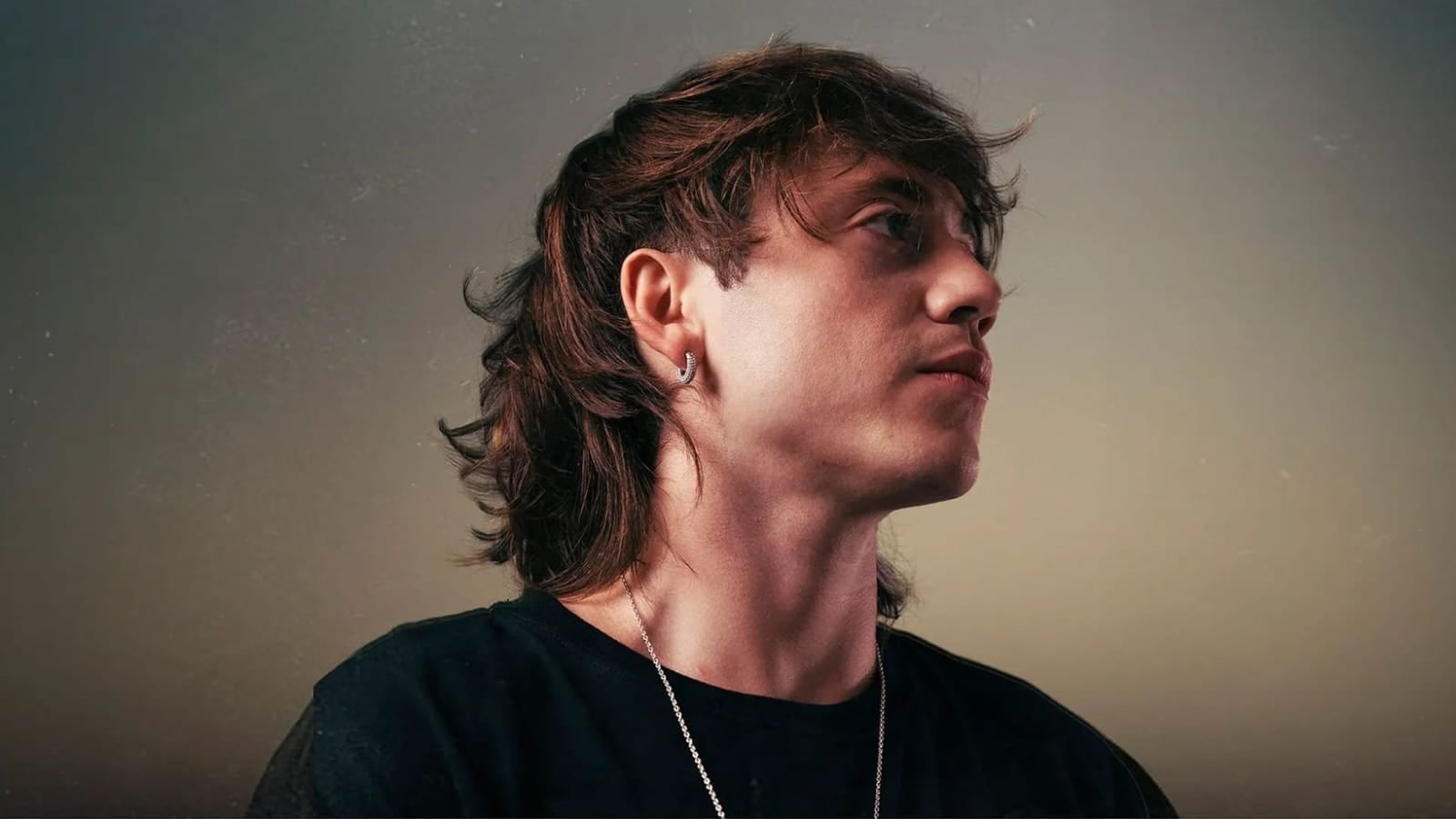 Paulo Londra posa para una imagen promocional antes de su esperado concierto en el Estadio Nacional de Lima, marcando su regreso a Perú.