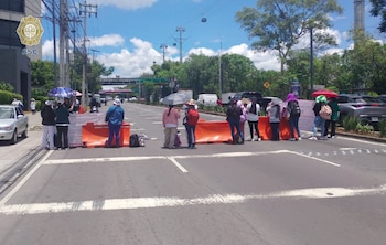 La presencia de manifestantes a la altura de Acueducto mantiene bloqueada la circulación sobre Avenida Constituyentes (X@OVIALCDMX)
