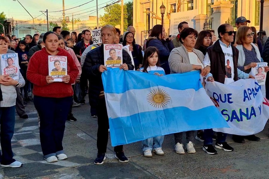 Docentes, alumnos y vecinos de Esquina marcharon en silencio por Nancy Godoy