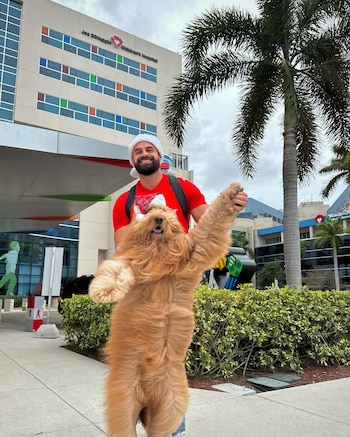 Brodie y Brush afuera del