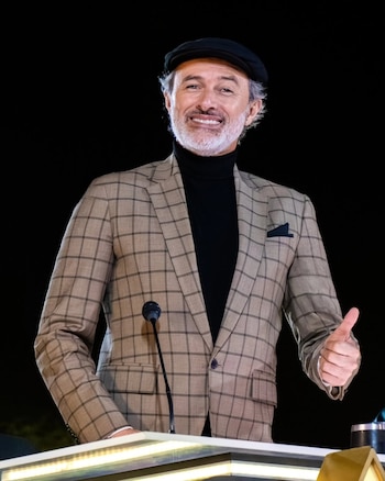 Carlos Alcántara sonríe y muestra