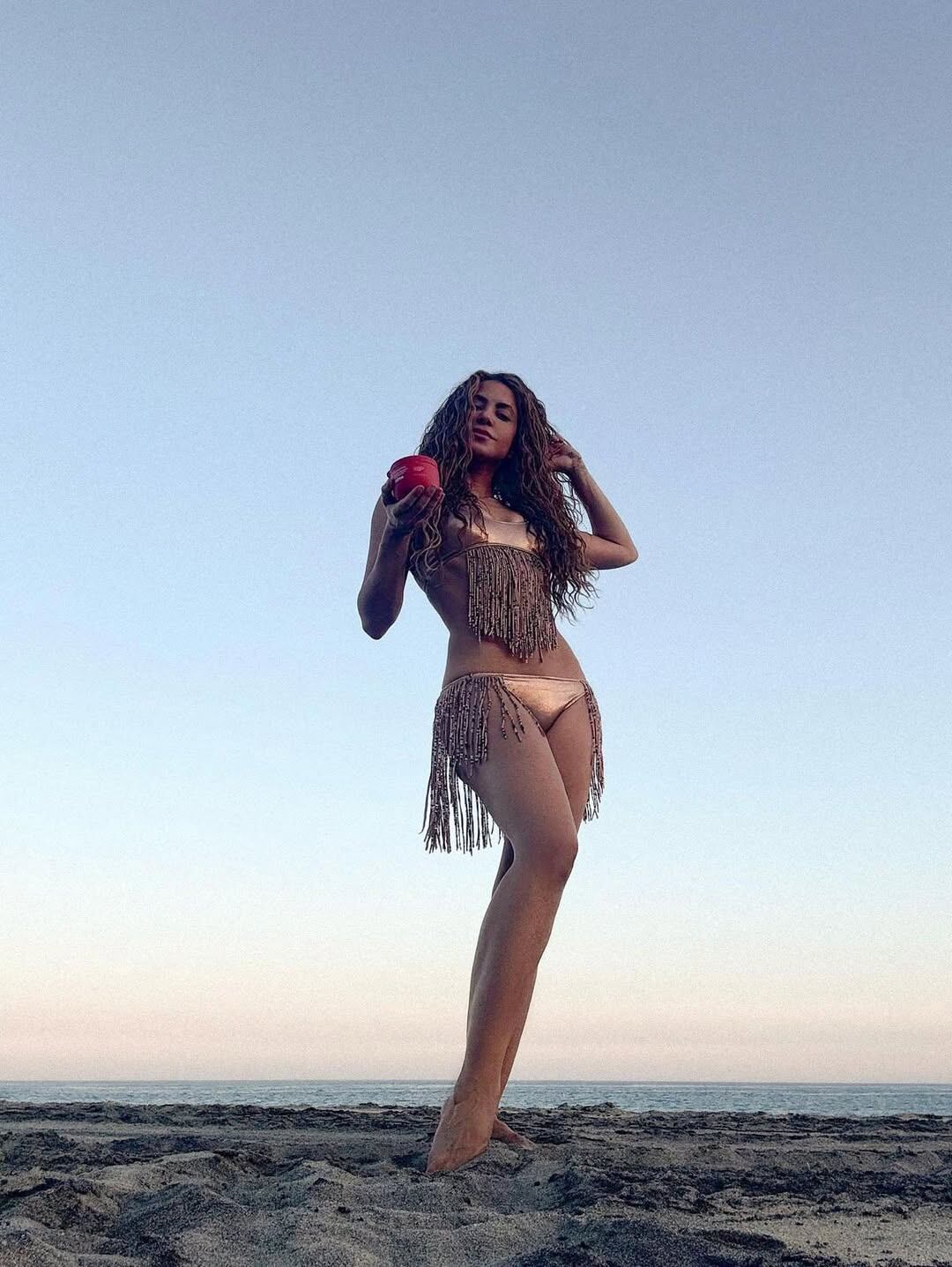 La cantante aprovechó para hacerle publicidad a su marca Ísima, de productos de cuidado para el cabello - crédito @shakira/Instagram