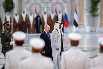 El jeque emiratí Mohamed bin Zayed Al Nahyan le brinda una recepción de estado a Vladimir Putin en Qasr Al Watan, Abu Dhabi (Abdulla Al Neyadi/UAE Presidential Court/Handout via REUTERS)
