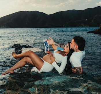 La pareja confirmó la llegada de su primer hijo en común con una publicación en Instagram - crédito Karina García / Instagram
