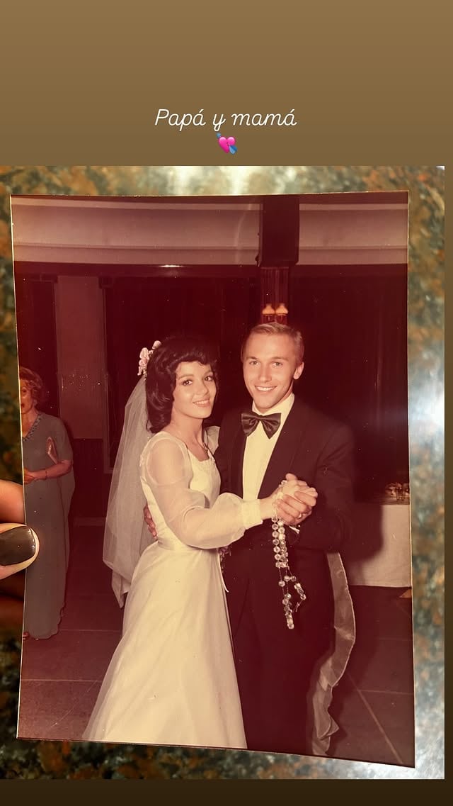 Evangelina Anderson compartió en sus redes sociales esta entrañable foto retro de la boda de sus padres, mostrando un momento lleno de felicidad y amor (Instagram)