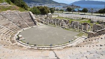 Restos de columnas, frisos y