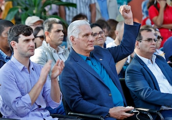 El dictador cubano Miguel Díaz-Canel y David Adler, coordinador general de "Nuestra América" (o Convoy de Nuestra América), asisten a un evento en el Instituto Cubano de la Amistad con los Pueblos (ICAP), en La Habana, Cuba, el sábado 21 de marzo de 2026
(Ernesto Mastrascusa/Pool Foto vía AP)