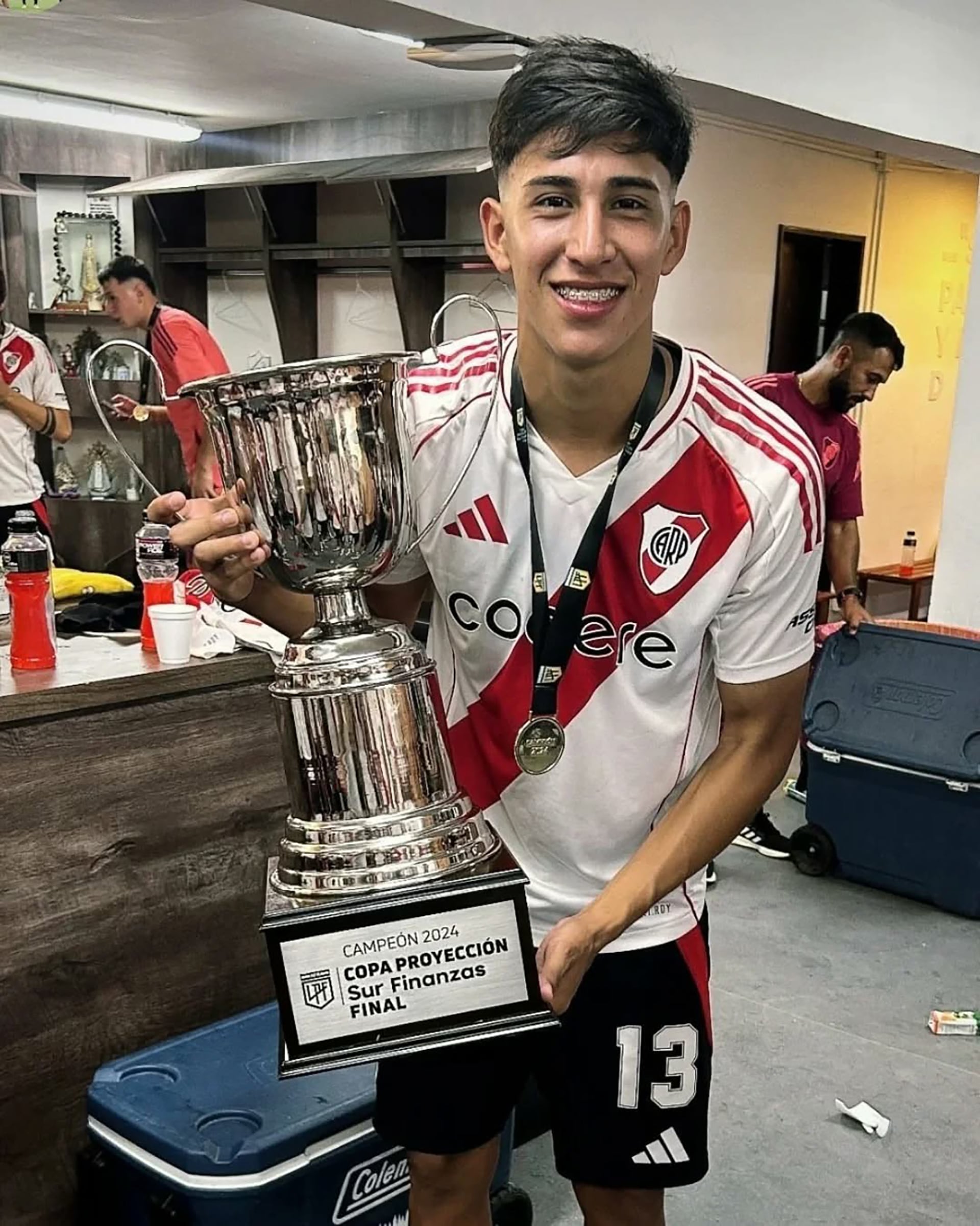 Facundo González aún no debutó en Primera, pero estuvo en el banco de suplentes (@filialmillonariasanfco)