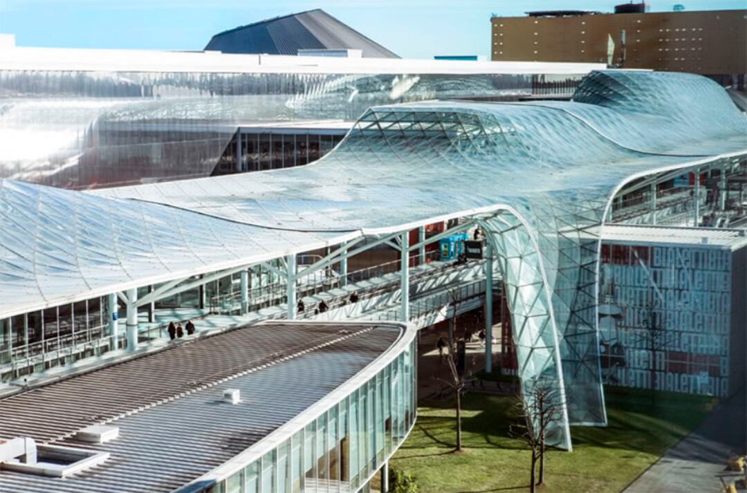 Si bien los edificios nuevos incorporan accesibilidad, la adaptación de construcciones antiguas sigue siendo un reto.