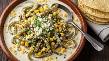 Rajas con crema y elote: el platillo mexicano cremoso que conquista cualquier comida