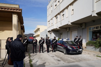 Carabinieri custodian el escondite de Matteo Messina Denaro en Campobello di Mazara, en enero de 2023, un día después de su captura. (Reuters/Antonio Parrinello, archivo)