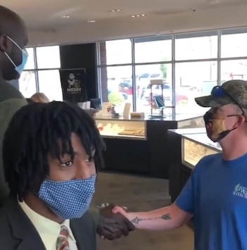 Shaq saluda al hombre al