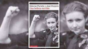Portada del libro 'Una belleza terrible' por Edurne Portela y José Ovejero, con una mujer de puño en alto sobre fondo desenfocado.