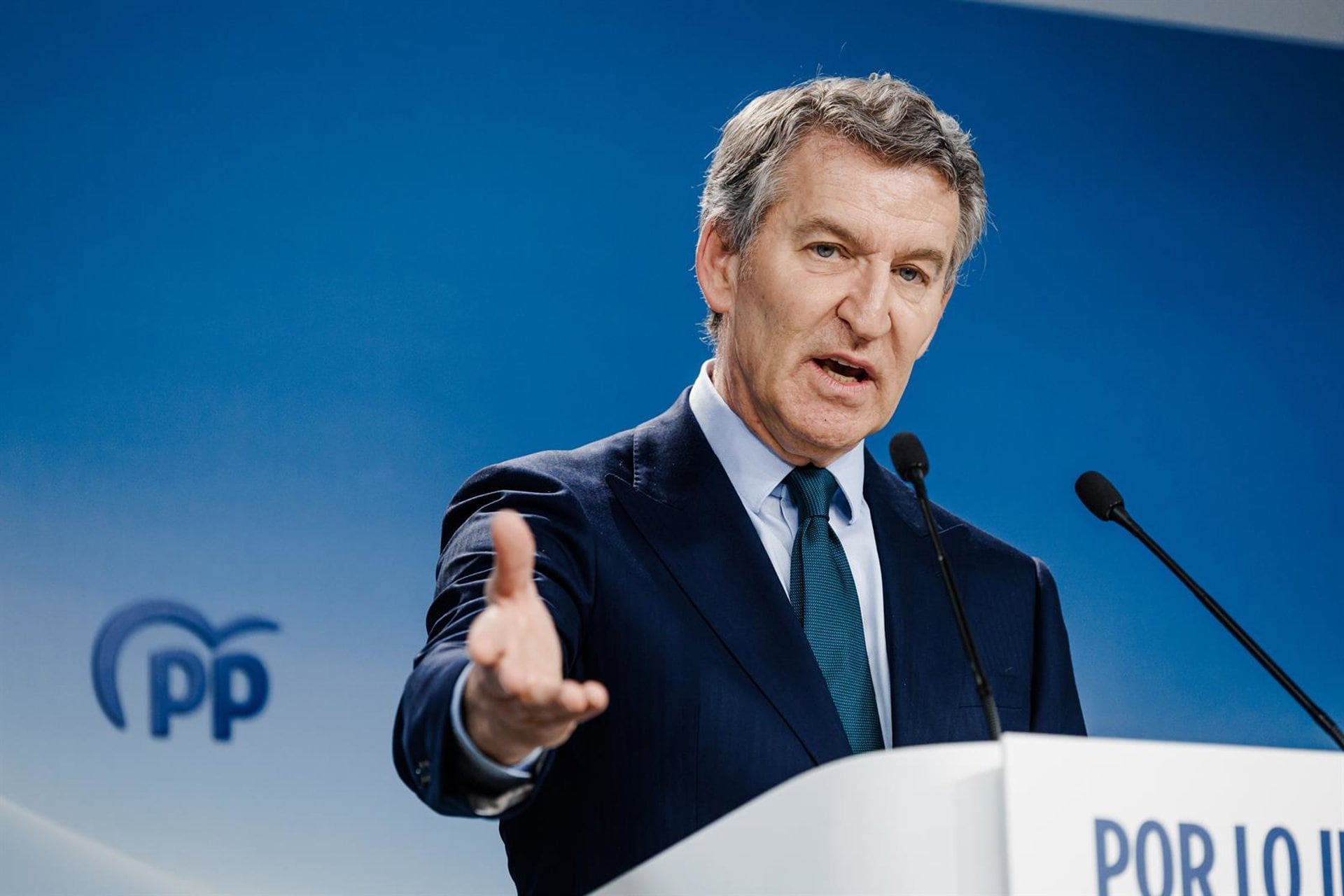 Feijóo acusa a Sánchez de «desviar la atención» con la regularización de migrantes