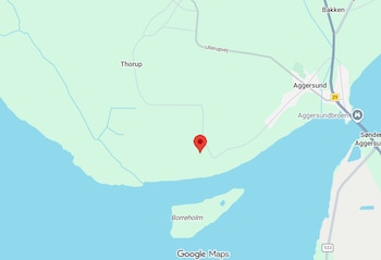 Mapa con un marcador rojo sobre una zona costera junto a las etiquetas de Thorup, Aggersund y la isla de Borreholm