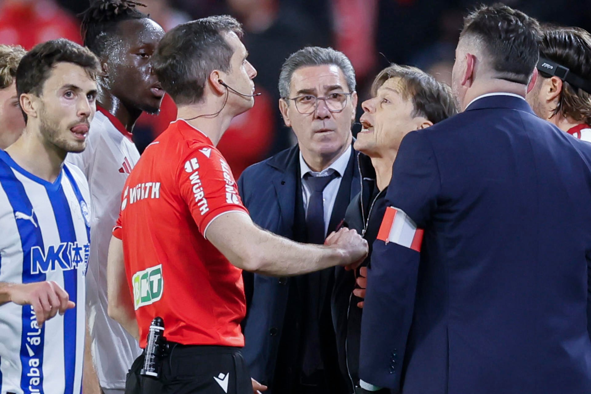 Matías Almeyda podría ser sancionado con hasta 12 partidos por su fuerte encontronazo con un árbitro de La Liga