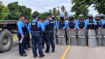 La Policía dio a los participantes un plazo de 10 minutos para desalojar la carretera, mientras esperaba la llegada de más agentes para apoyar el operativo. (Foto: Proceso Digital HN)