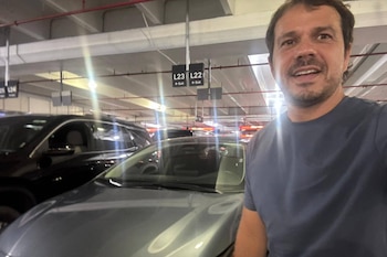 KQ con el coche que ha alquilado y donde "vivirá" los próximos días