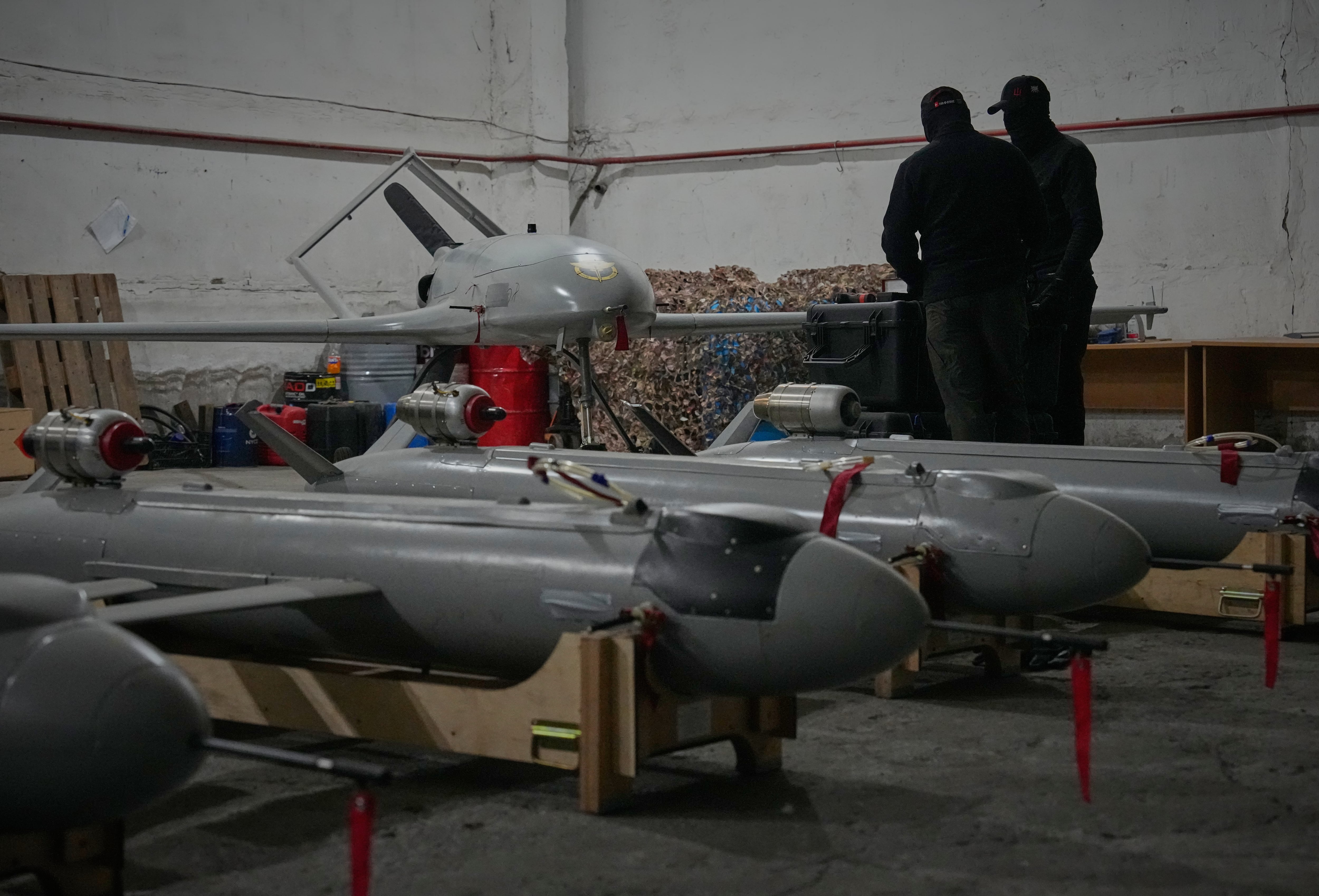 Soldados de la inteligencia de defensa ucraniana preparan drones contra Rusia en un lugar no revelado de Ucrania, la noche del jueves 28 de mayo de 2026
(AP Foto/Efrem Lukatsky)
