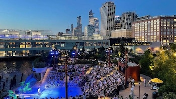 El parque ofrece miradores hacia Manhattan, Nueva Jersey y el Hudson, especialmente concurridos durante el verano.