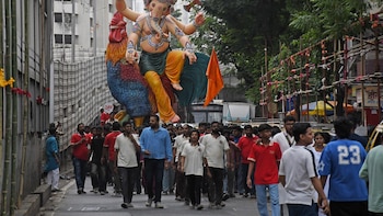 Dos muertos y cinco heridos después de que una estatua de casi siete metros cayera sobre ellos en Bombay (India)