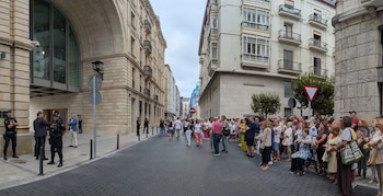 07/09/2026 El Rey Felipe VI llega a la inauguración de Faro Santander entre aplausos y vítores.
El Rey Felipe VI ha protagonizado este lunes el momento álgido de la llegada de autoridades a la inauguración del centro de arte Faro Santander, en la antigua sede central del Banco Santander del Paseo Pereda, donde ha sido recibido entre vítores y aplausos por los centenares de vecinos y turistas nacionales e internacionales que se han concentrado a las puertas del histórico edificio para verle.
SOCIEDAD