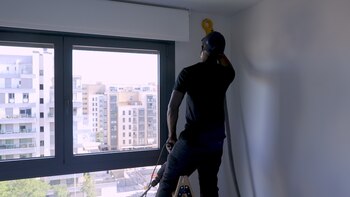 Un técnico revisando el sistema