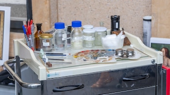 Diferentes utensilios y productos utilizados para restaurar obras de arte en el Museo del Prado