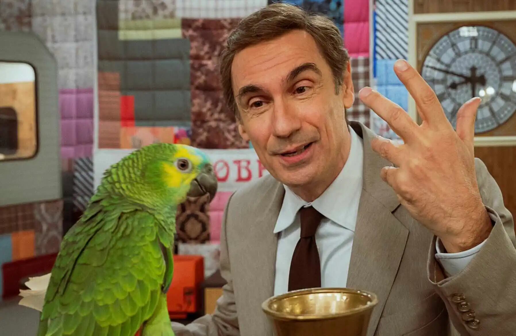 Un programa de televisión, un presentador mafioso y un loro narcotraficante: así es la serie italiana considerada como una obra maestra que estrena HBO