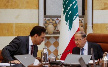 Diab habla con el Presidente del Líbano Michel Aoun durante una reunión del gabinete en el palacio presidencial en Baabda, Líbano, el 6 de febrero de 2020.