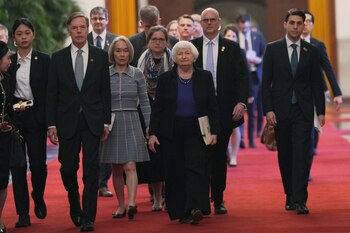 Janet Yellen camina junto al