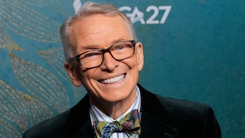 Murió Bob Mackie, el legendario diseñador de modas que vistió a Cher, Dolly Parton, Tina Turner y más