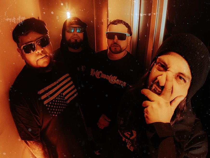 Con dos álbumes de estudio y colaboraciones junto a Juan Brujo y Jorge Kotardo, la agrupación consolida su sello de crítica social y sonido crudo. (Facebook Todos Los Muertos MX)