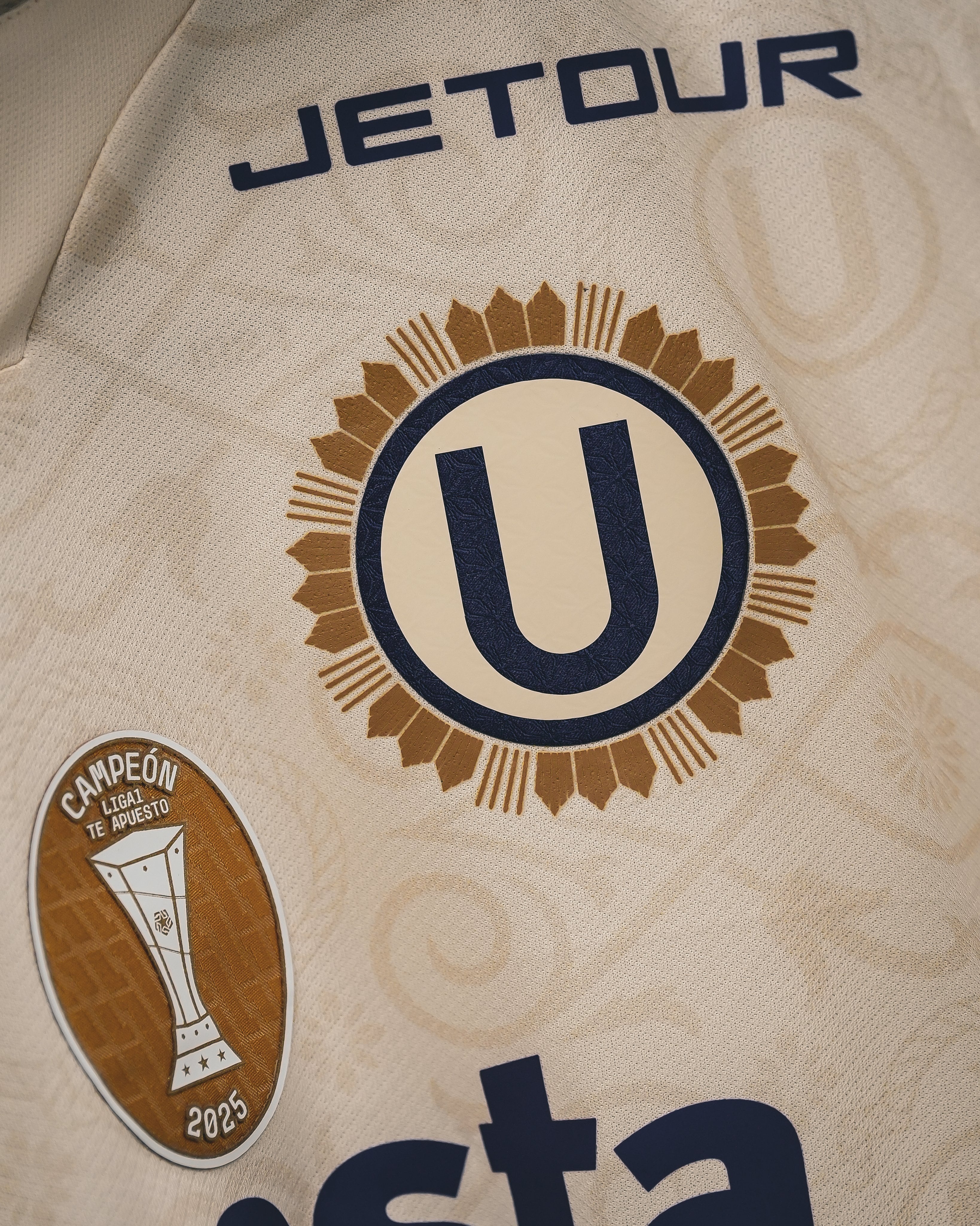 Los detalles de la nueva camiseta de Universitario por el Señor de Los Milagros.