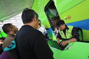 Un asistente sentado en una