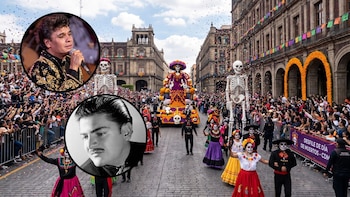 Desfile urbano con carroza de Catrina gigante, esqueletos, personas disfrazadas y público. Dos círculos superpuestos muestran a Juan Gabriel y Jorge Negrete