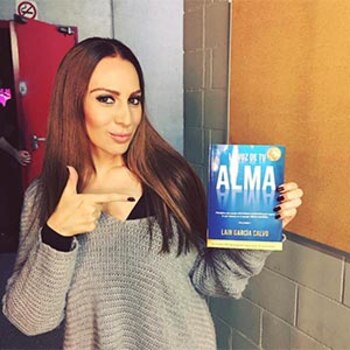 Mónica Naranjo posando junto al