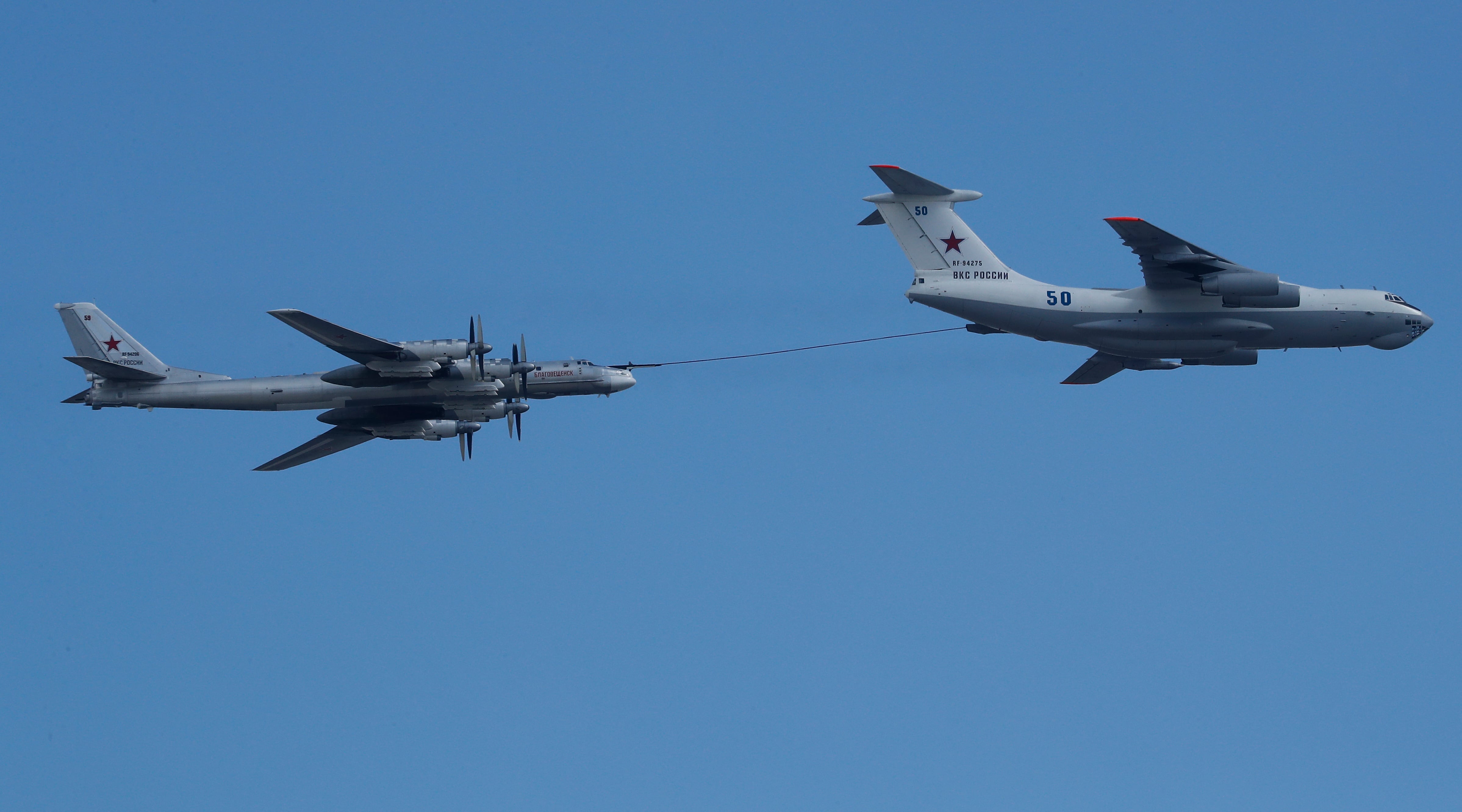 Imagen de un bombardero estratégico ruso Tupolev Tu-95MS repostando con un Ilyushin Il-78 (EFE/Segei Ilnitsky)