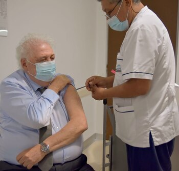 González García recibió la vacuna