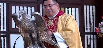 El párroco Francisco Cartagena exhortó en la Catedral Metropolitana a dejar atrás la tristeza y confiar en la promesa de vida de la Pascua./(Televisión Católica de El Salvador)